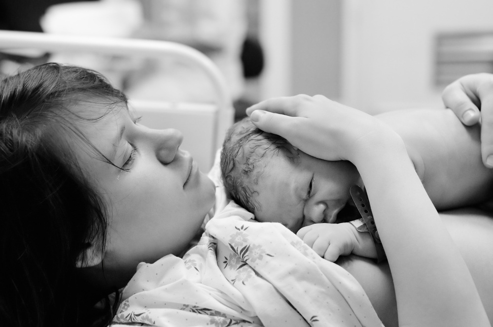 Recém-nascido deitado sobre a mãe logo após o nascimento - foto: Maria Sbytova/ShutterStock.com