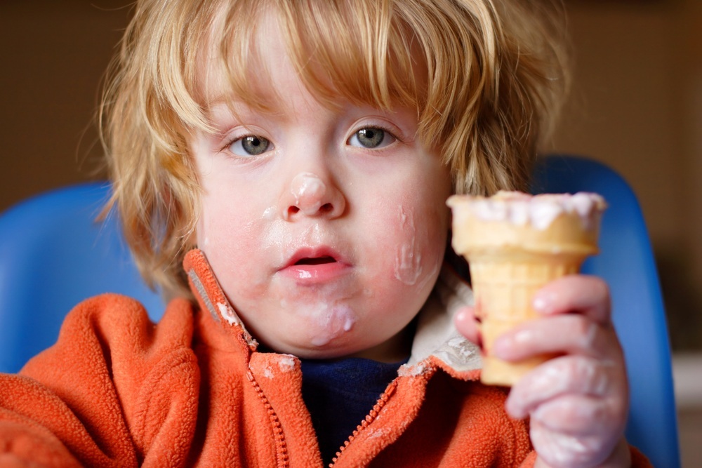 Criança tomando um sorvete - foto: Suzanne Tucker/ShutterStock.com