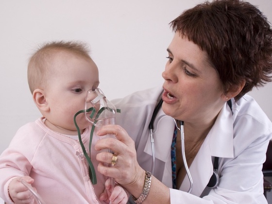 Médica fazendo inalação no bebê - Lisa Eastman / ShutterStock