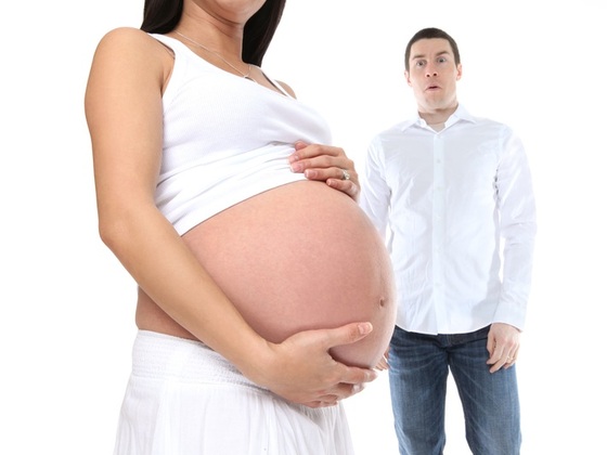 Homem olhando com cara de espanto para mulher grávida - Foto: Stephen Coburn/ShutterStock