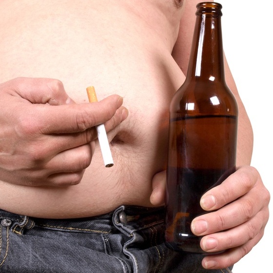 Homem obeso segurando cigarro e garrafa de cerveja - grynold / ShutterStock