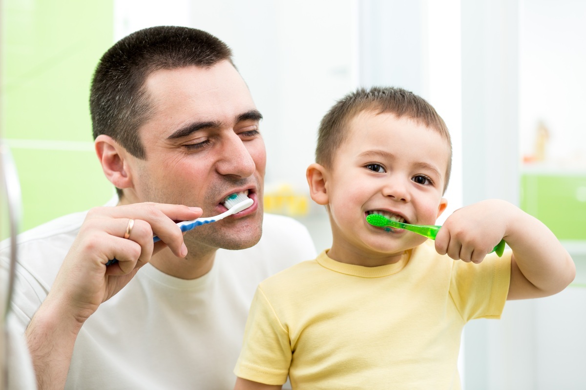 Pai e filho escovando os dentes - foto: Oksana Kuzmina/ShutterStock.com