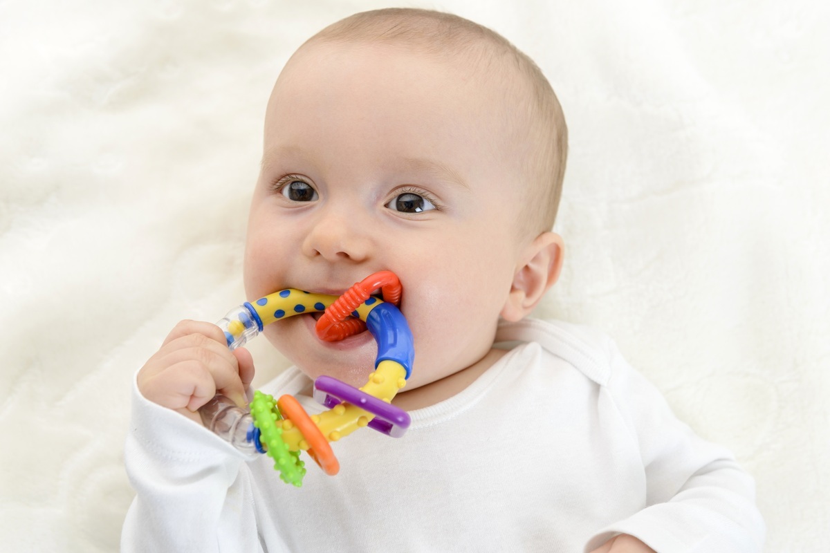 Bebê com mordedor na boca - foto: ProKasia/ShutterStock.com