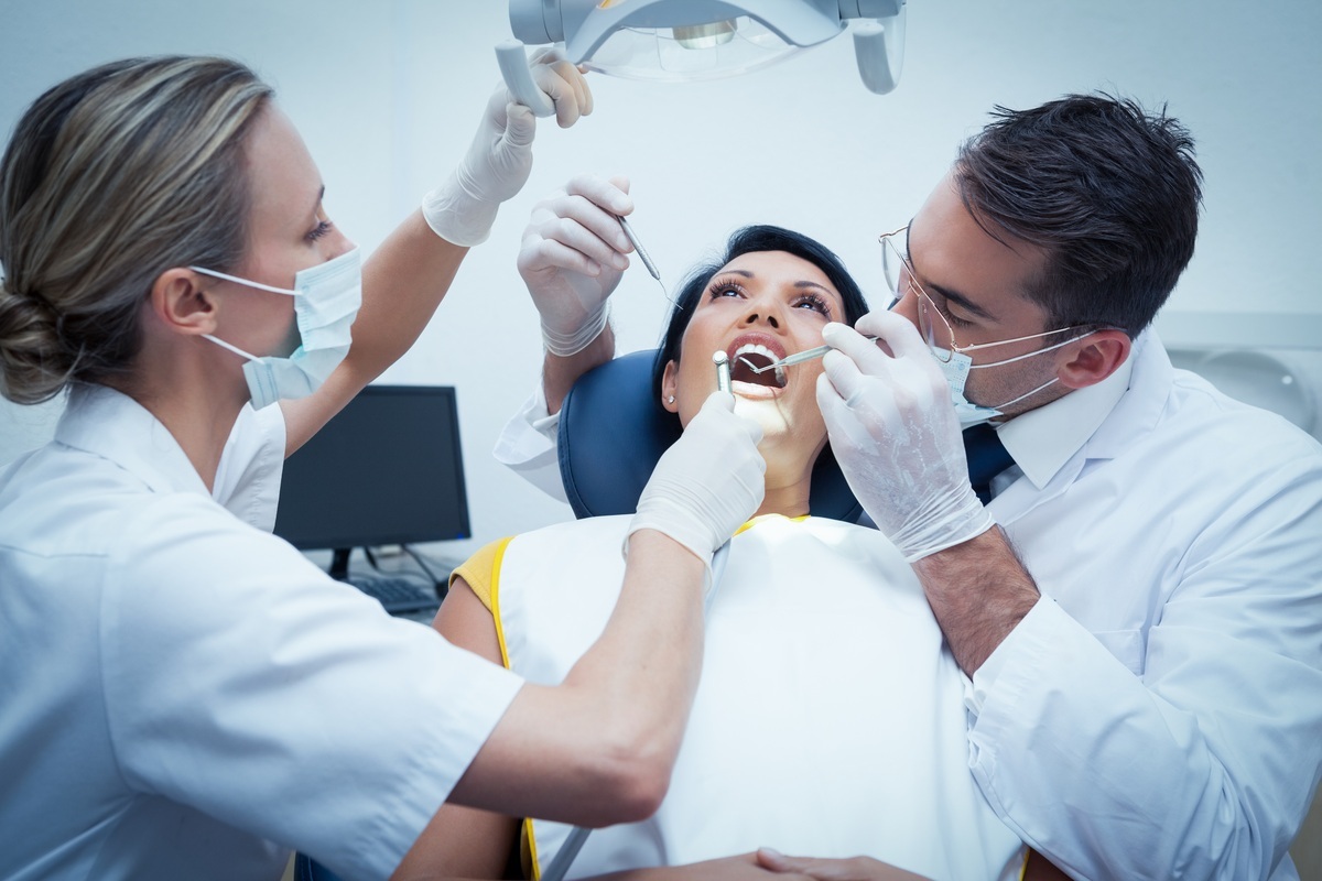 Dentista examinando a boca de uma mulher - foto: wavebreakmedia/ShutterStock.com