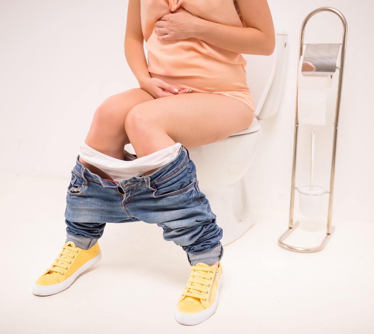 Mulher grávida sentada no vaso sanitário - foto: Yuriy Rudyy/ShutterStock.com