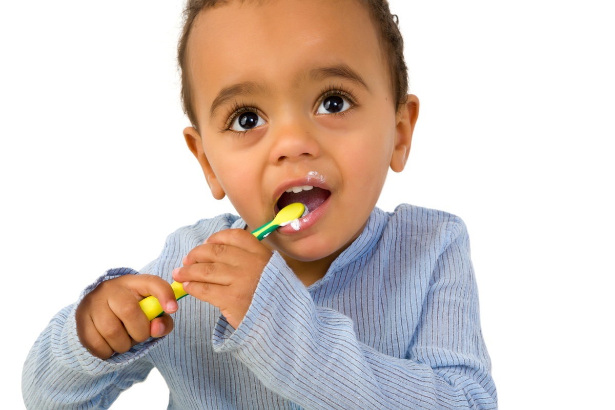 Criança escovando o dente - foto: Anneka/ShutterStock.com