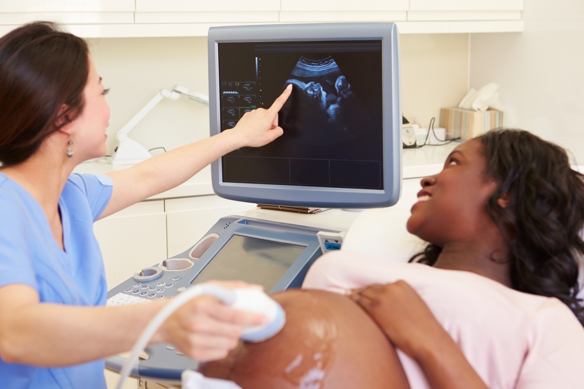 Mulher grávida durante exame de ultrassom - foto: Monkey Business Images/ShutterStock.com